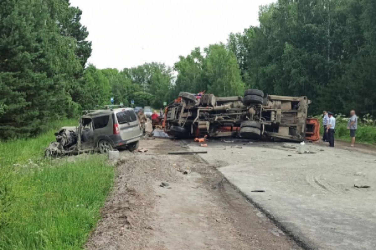 Один человек погиб при столкновении Lada Largus и КамАЗа на томской трассе  | АиФ Томск