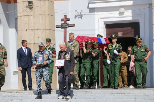 В Орске простились с погибшим на Украине рядовым Ильей Гапоненко.