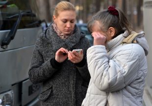 Родственники призывников в украинскую армию на одном из призывных пунктов в Киеве (Украина).