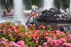 Цветы у фонтана «Дружба народов» на ВДНХ