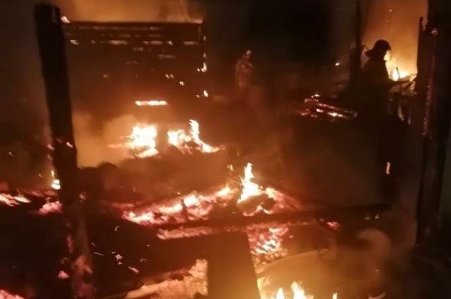 Газовые баллоны эвакуировали из горящего дома в деревне Скрипачи.