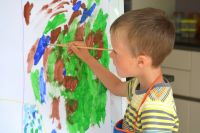 Работа с фотографиями в сопровождении с рисованием помогает детям снизить тревожность.