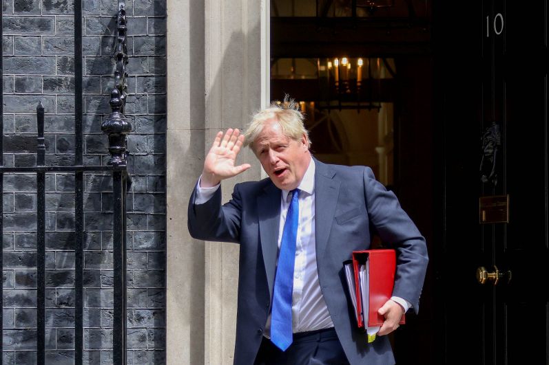 Премьер-министр Великобритании Борис Джонсон выходит из дома № 10 на Даунинг-стрит, 6 июля 2022