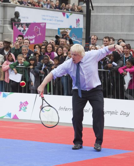 Борис Джонсон играет в теннис на Трафальгарской площади в Лондоне, 8 сентября 2011