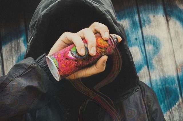 Молодёжь превратила спортивный корт в Нижневартовске в помойку, разрисовала борта низкокачественным граффити