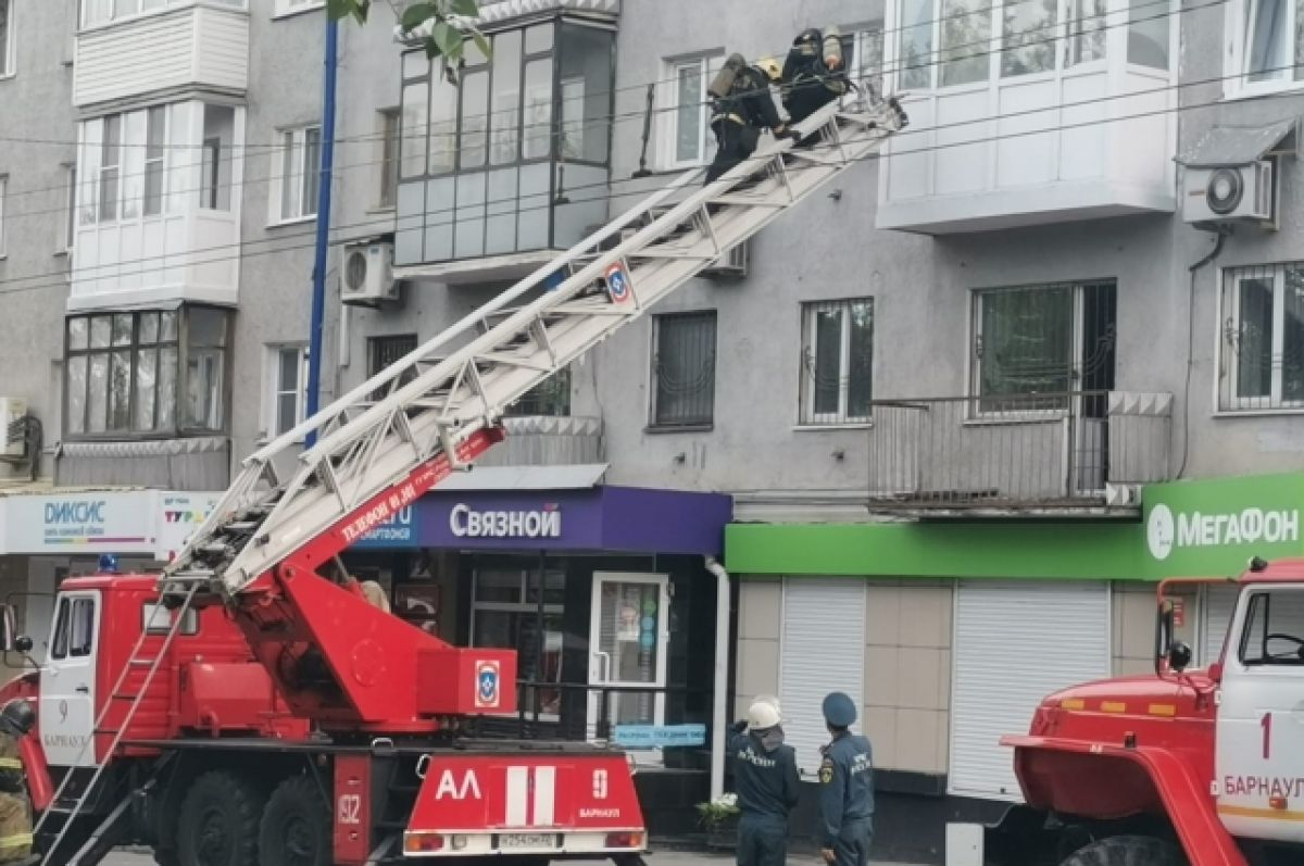 Спасали телевизор: пожар в пятиэтажке в центре Барнаула попал на фото