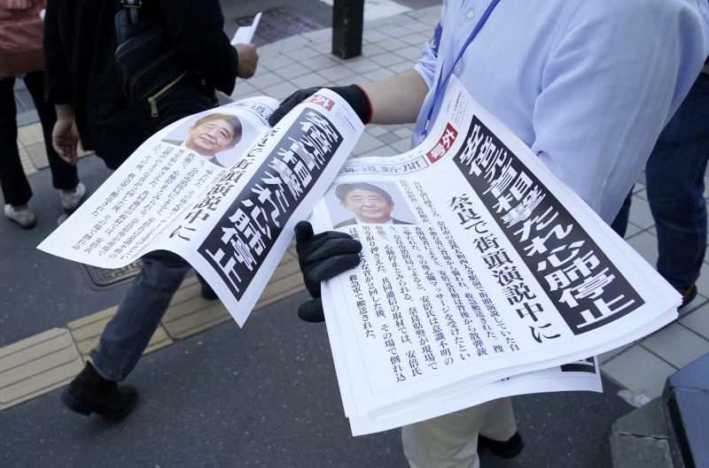 Жители Токио получают экстренные выпуски газет с информацией о покушении