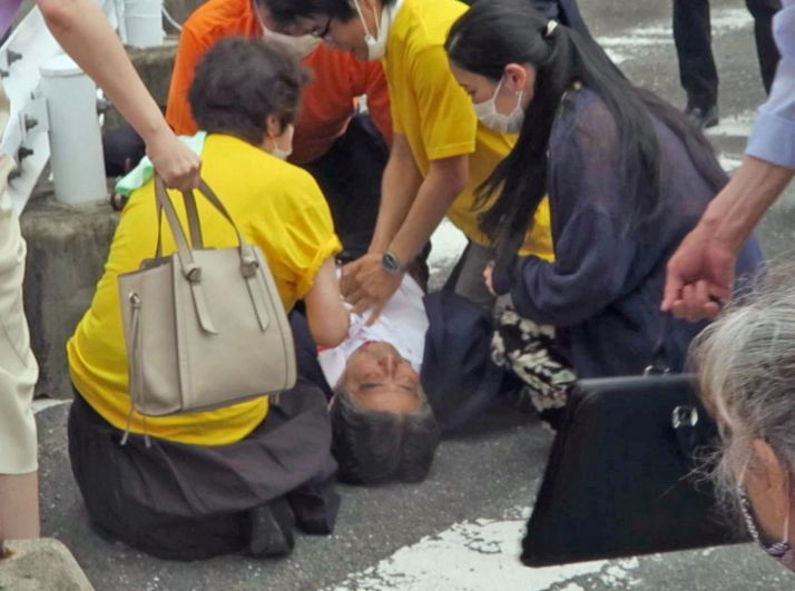 Оказание помощи бывшему премьер-министру Японии Синдзо Абэ, получившему ранение во время выступления в рамках предвыборной кампании в городе Нара