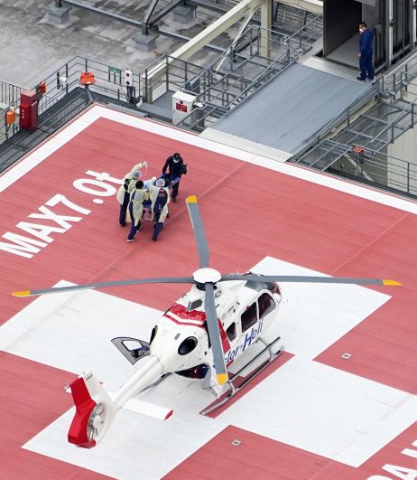 Экс-премьер Японии Синдзо Абэ был доставлен на вертолёте в больницу в городе Касихара