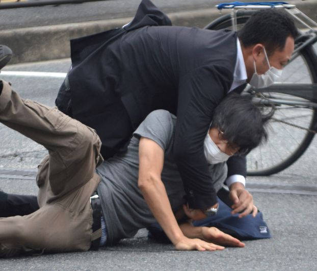 Задержание мужчины, подозреваемого в покушении на убийство экс-премьера Японии Синдзо Абэ