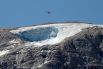 Обрушение ледника в Альпах, Италия. Обвал ледника в горном массиве Мармолада вызвал лавину из снега, камней и льда, накрывшую склон горы, по которому на вершину поднимались несколько групп туристов. Погибли по меньшей мере 9 человек.