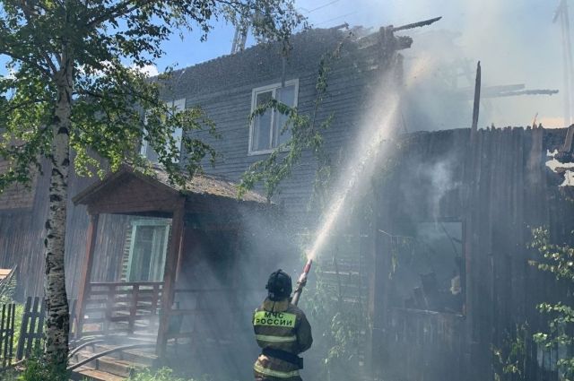 Возгорание локализовано на площади 130 кв. м.