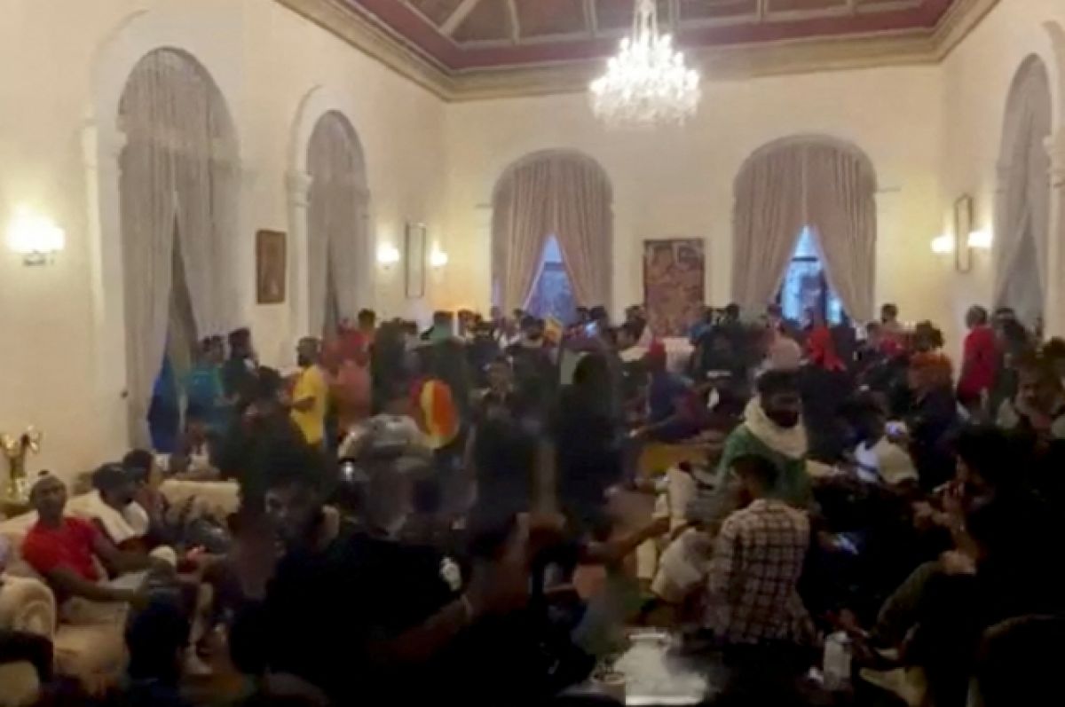 Президента Шри-Ланки эвакуировали из резиденции