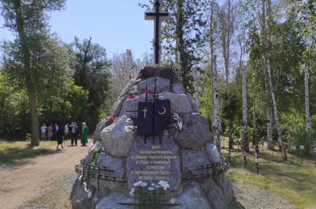 Оренбуржцы почтили память жертв политических репрессий у мемориала в Зауральной роще.