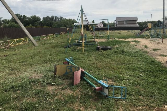 Активисты рассказали об опасных детских площадках в Оренбуржье