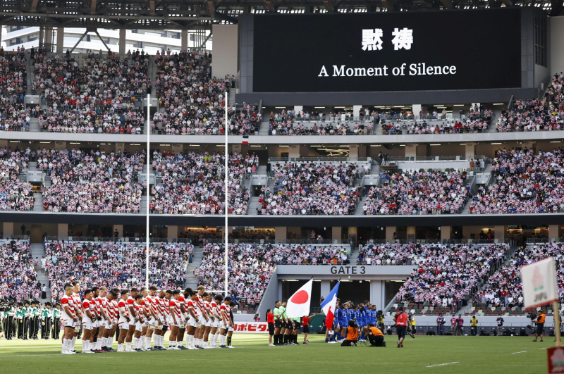 Минута молчания перед матчем по регби между Японией и Францией. 