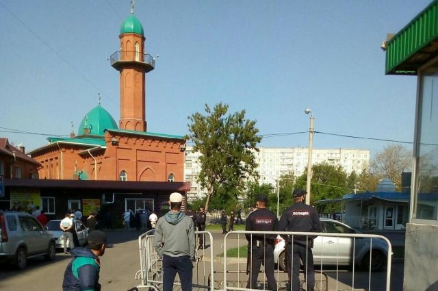 Тысячи людей собрались в этот день на молитву в Соборной мечети на проспекте Металлургов краевого центра.