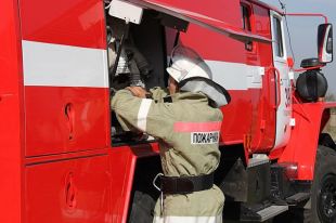 На улице Медногорской в Орске два боевых расчет тушат пожар.