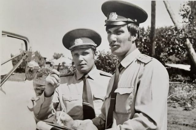 И.А. Курин (слева), начальник Большереченской ГАИ в 1980-е годы