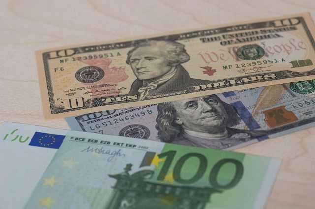 Россияне купили на бирже рекордное за три года количество валюты