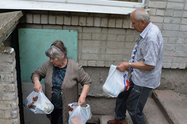 Раздача гуманитарной помощи в Северодонецке.