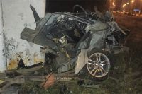 На трассе Оренбург-Илек при столкновении Mercedes со стелой погибли двое. 