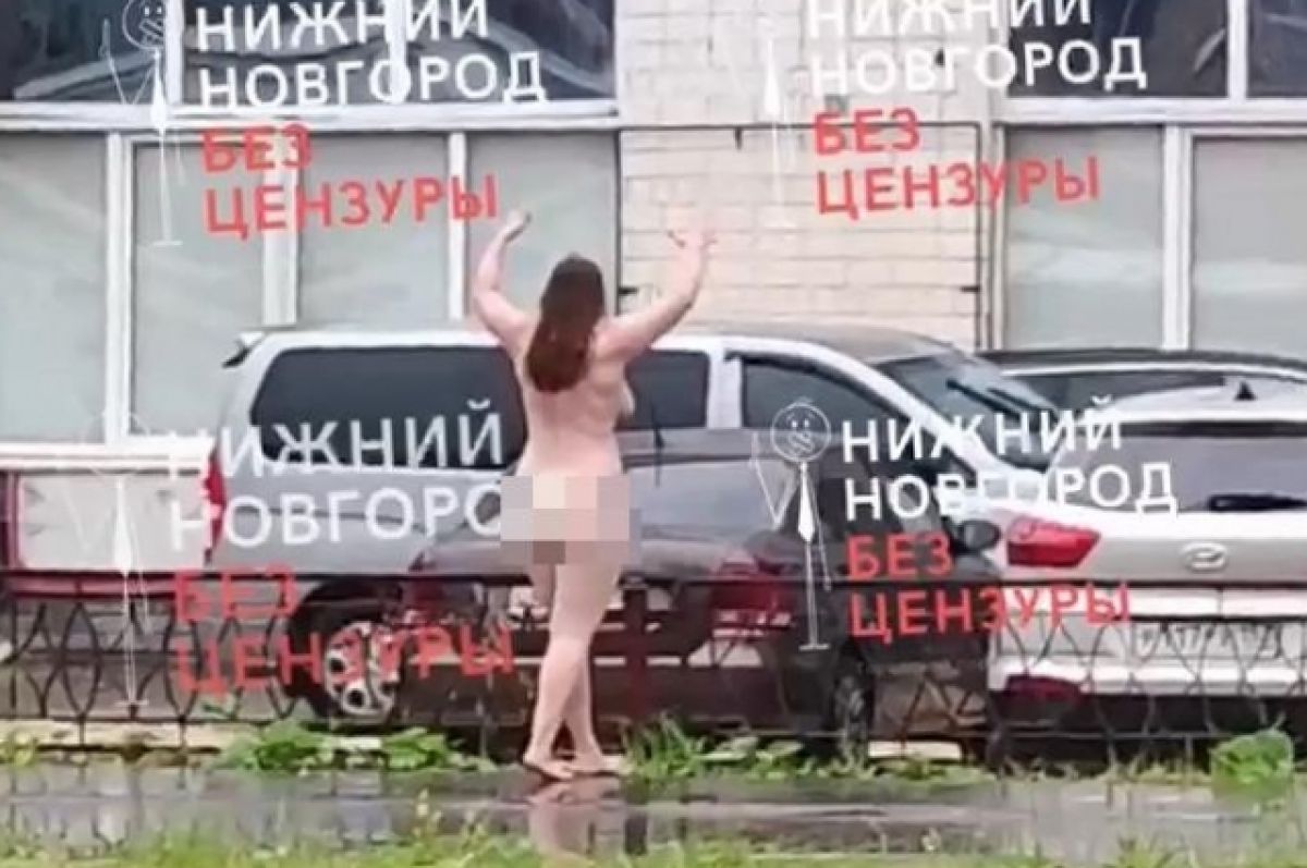 голая девушка разгуливала по улице (100) фото