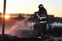 Ночью в Бузулукском районе пожарные тушили дом и гараж.