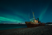 Номинация «Арктика». Северное сияние над брошенным кораблём и Баренцевым морем (автор: Ted.ns). 