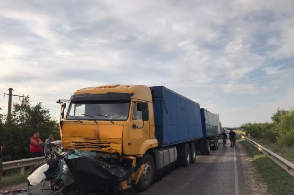 В Ростовской области в ДТП с грузовиком погибло два человека