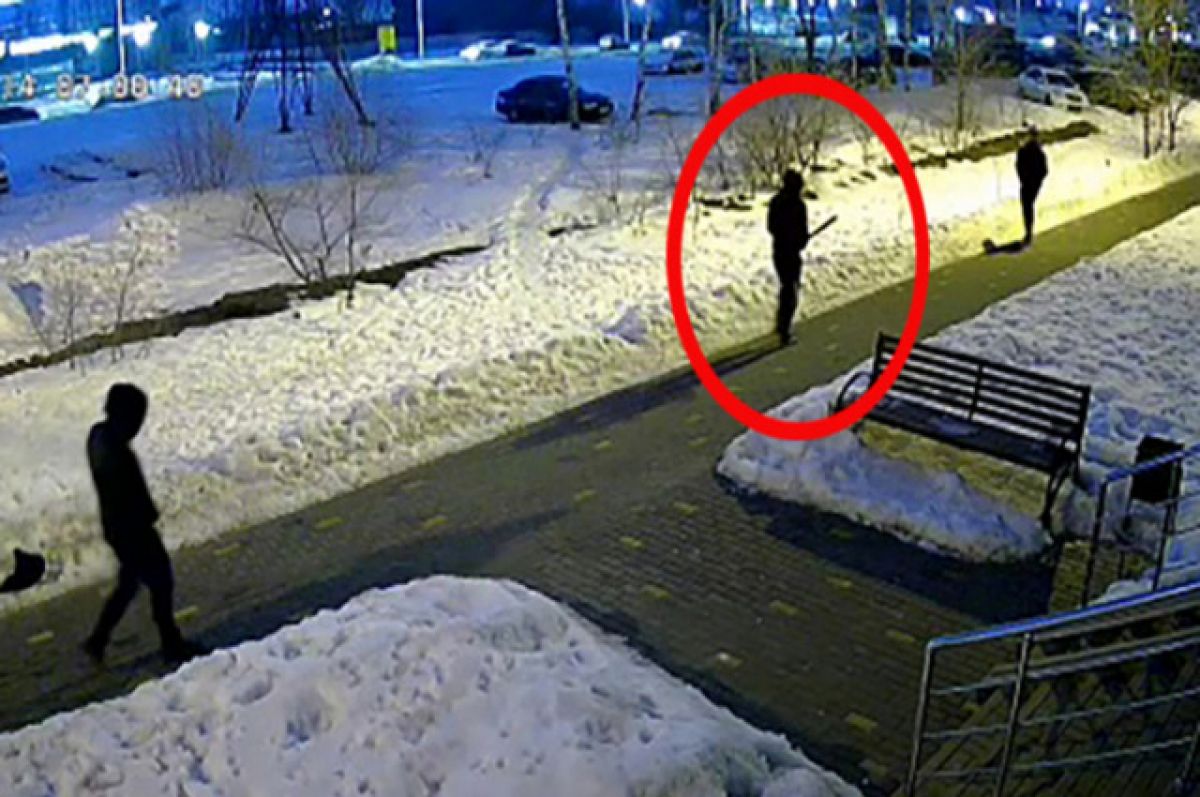 Воронежское нападение. Нападение на человека на улице. Избитый человек на снегу. Нападение на девушку на улице.