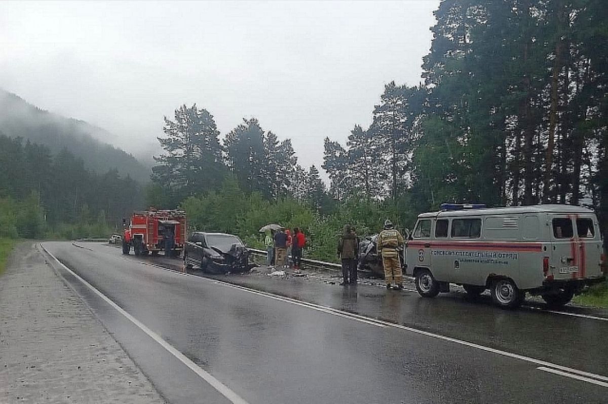 Житель Алтайского края погиб в страшной аварии на трассе