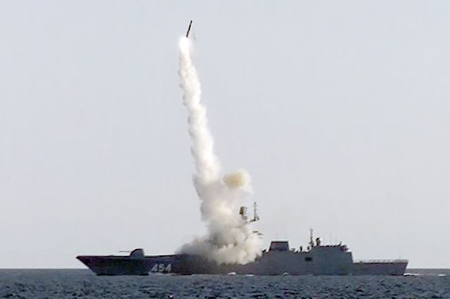 Российский фрегат «Адмирал Горшков» выполняет стрельбу гиперзвуковой ракетой «Циркон».