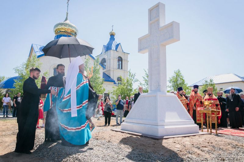 Православный крест из белого мрамора, Казахстан, Акмолинский лагерь жён изменников Родины.