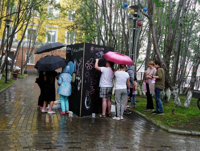 Также в сквере на улице Сафонова все желающие могли порисовать мелом на огромной грифельной доске.