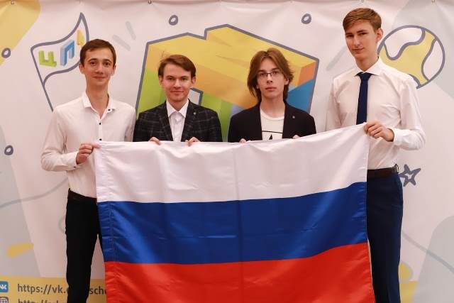 11-классник Никита Перов из Казани (на фото второй слева) завоевал золотую медаль на международном состязании по химии(vk.com/chemistryofmsu)