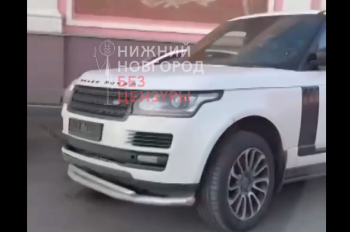 Пьяный нижегородец на Range Rover протаранил машины и историческое здание |  АиФ Нижний Новгород