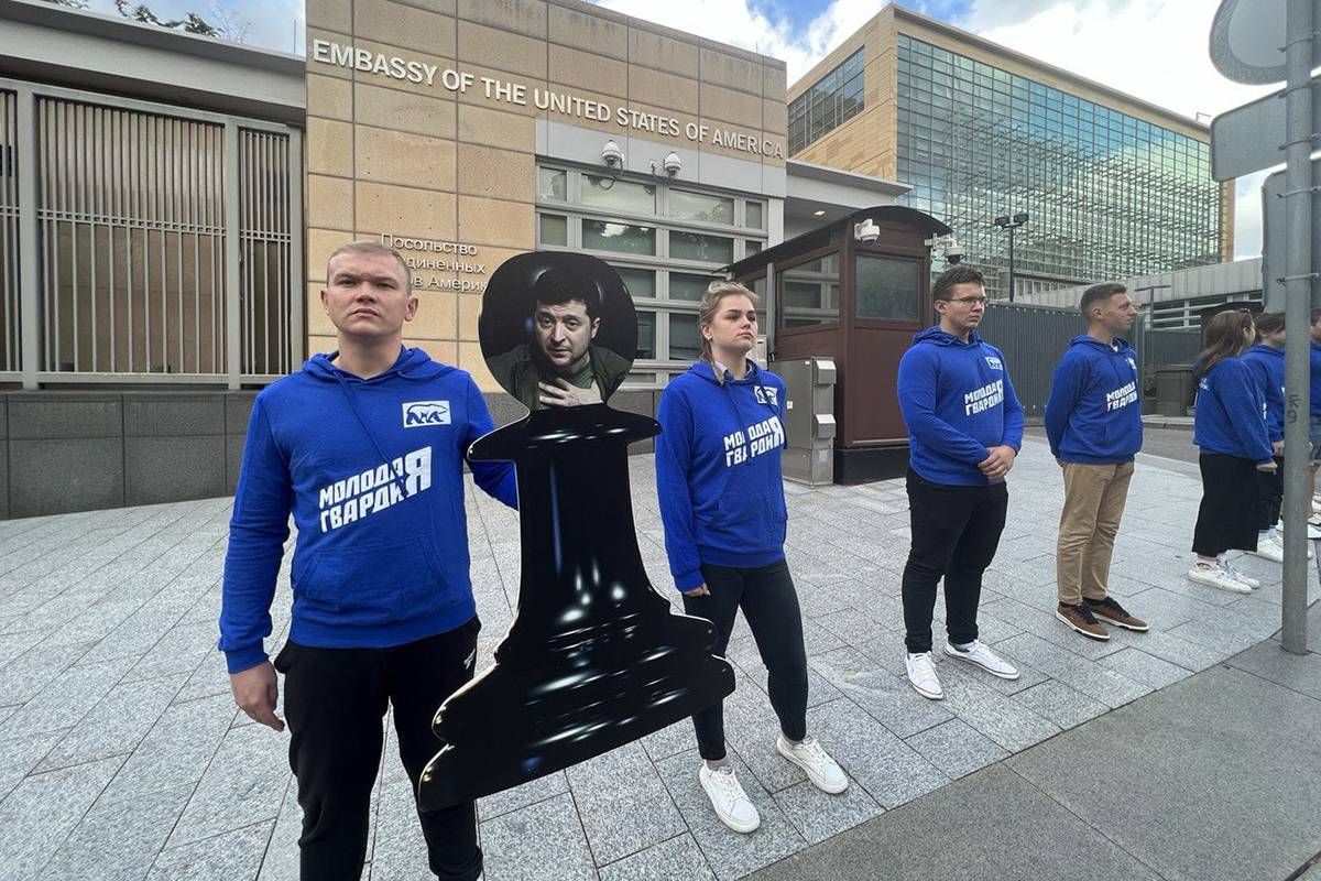 Активисты установили у посольства США в Москве пешку с лицом Зеленского