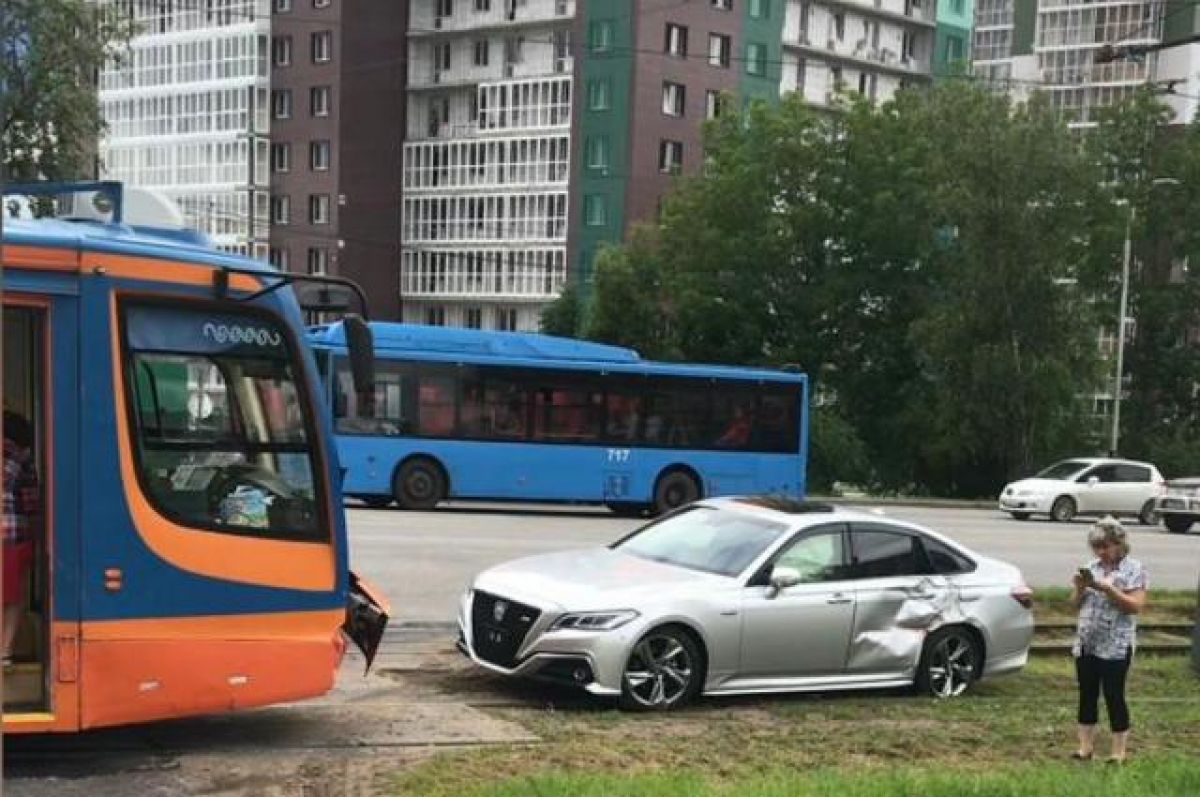 Трамвай врезался в автомобиль в Хабаровске | АиФ Хабаровск