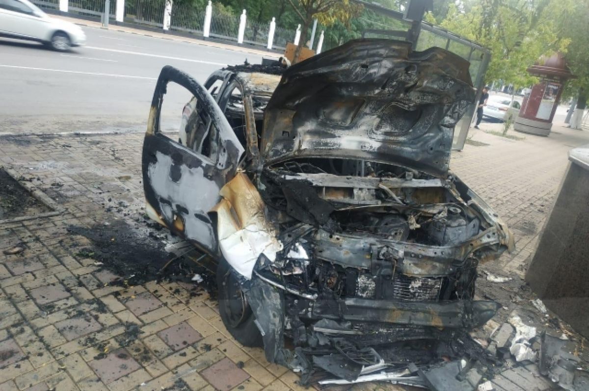 Renault Logan загорелся после ДТП в Ростове, пострадали два человека