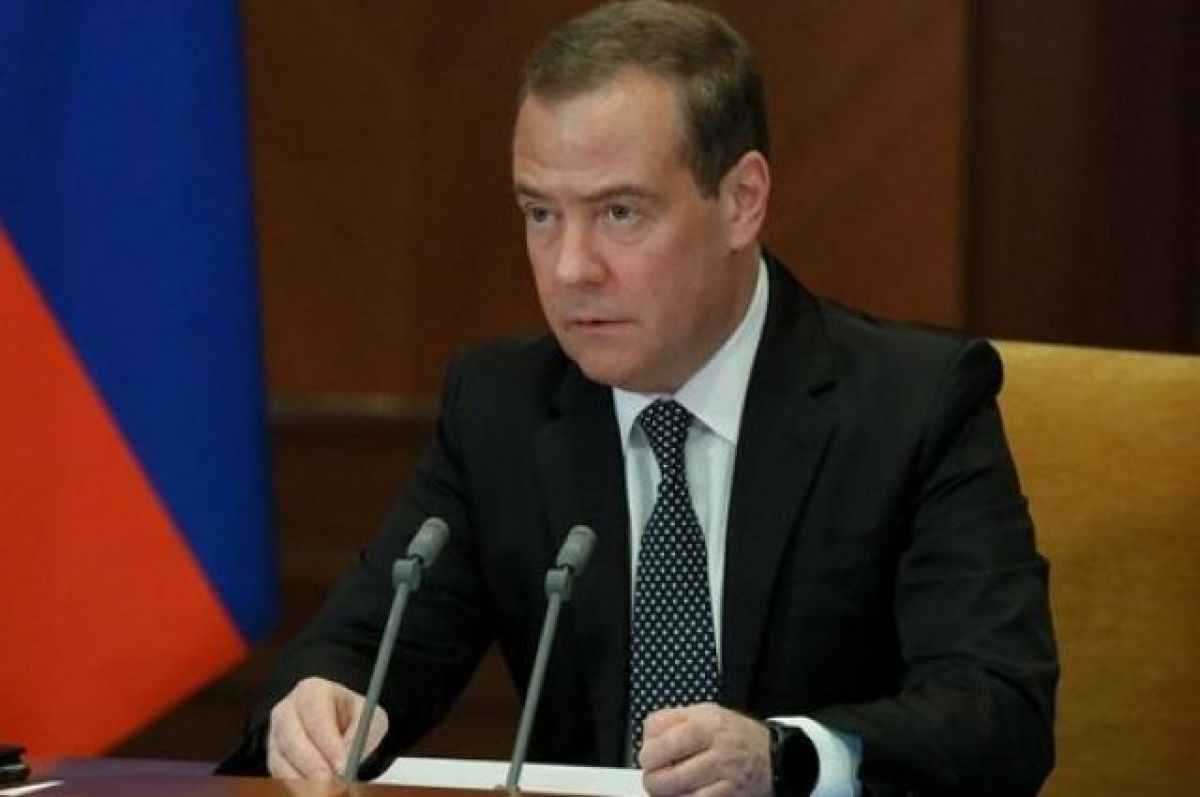 Медведев заявил беженцам, что спецоперация будет доведена до конца