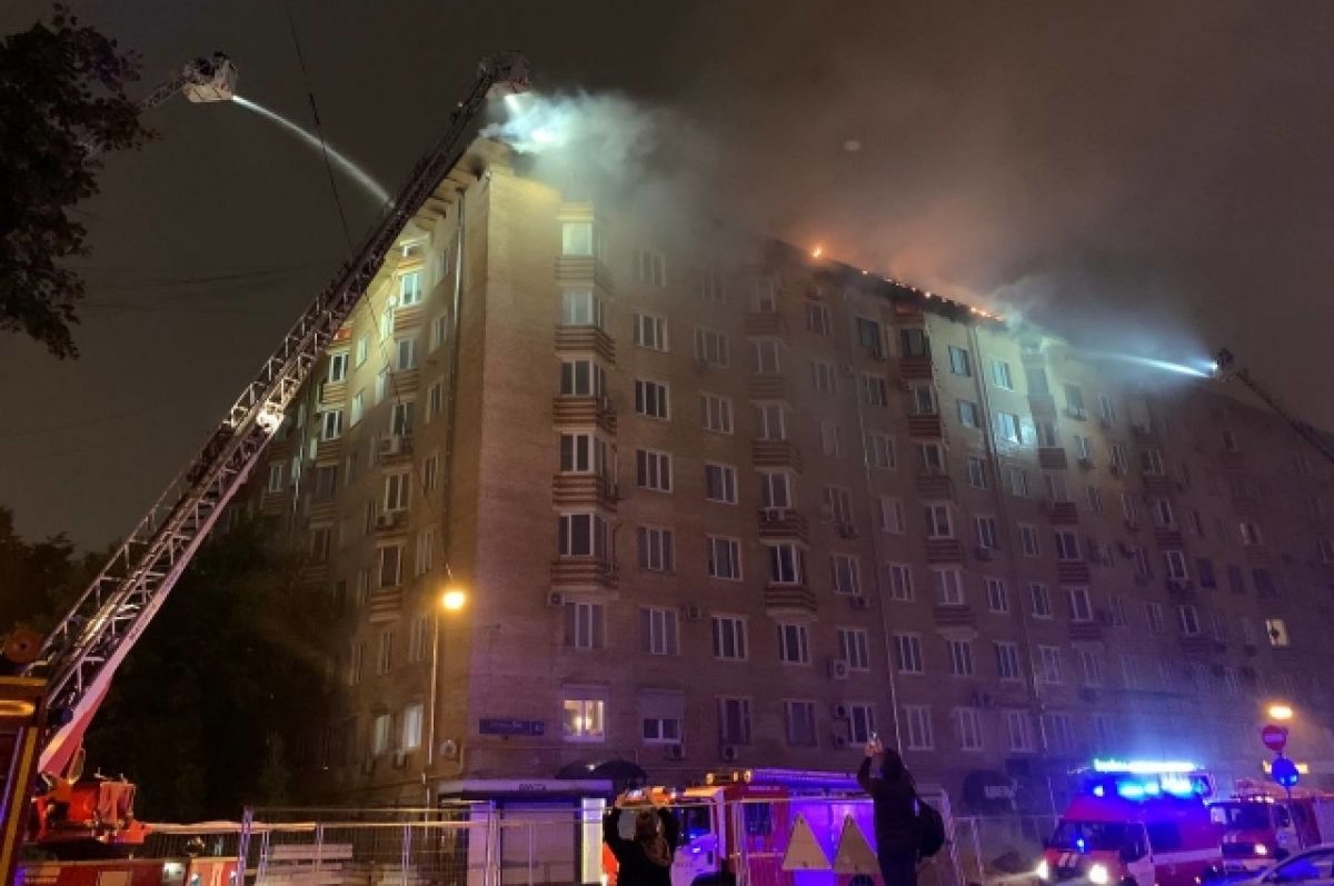 Бирюков назвал сроки ремонта сгоревшей крыши дома на Ленинском проспекте