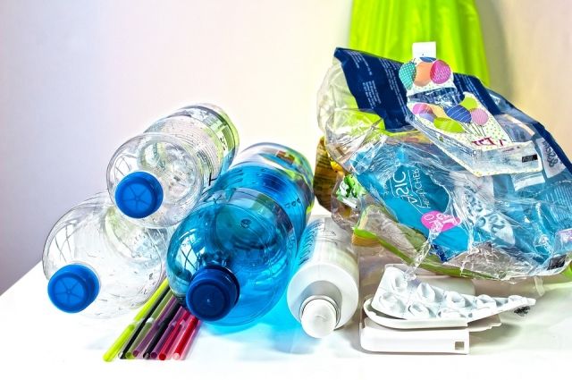 Захоранивать или сжигать пластиковый мусор — неэкологично и энергозатратно. 