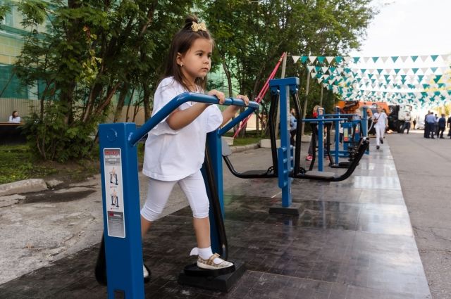 Организаторы форума подарили Мурманской области детские тренажёры для спортивных площадок.