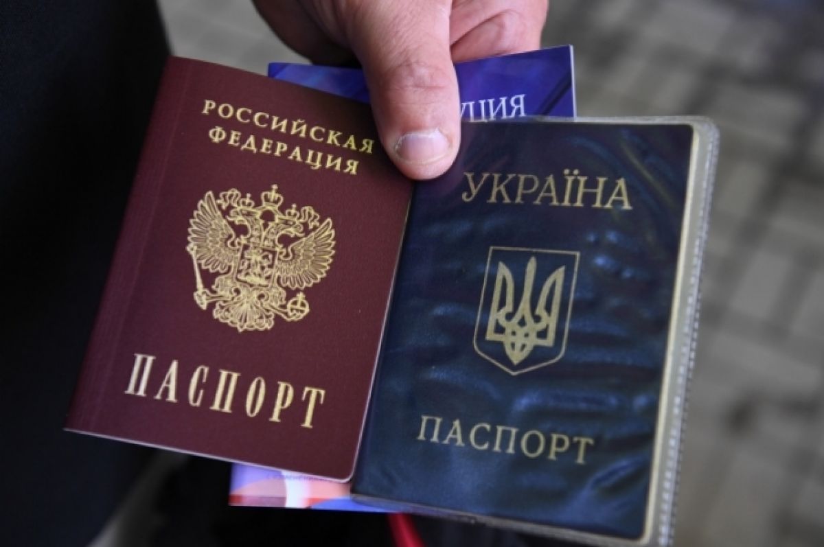 Псковский губернатор вручил российские паспорта беженцам из Донбасса