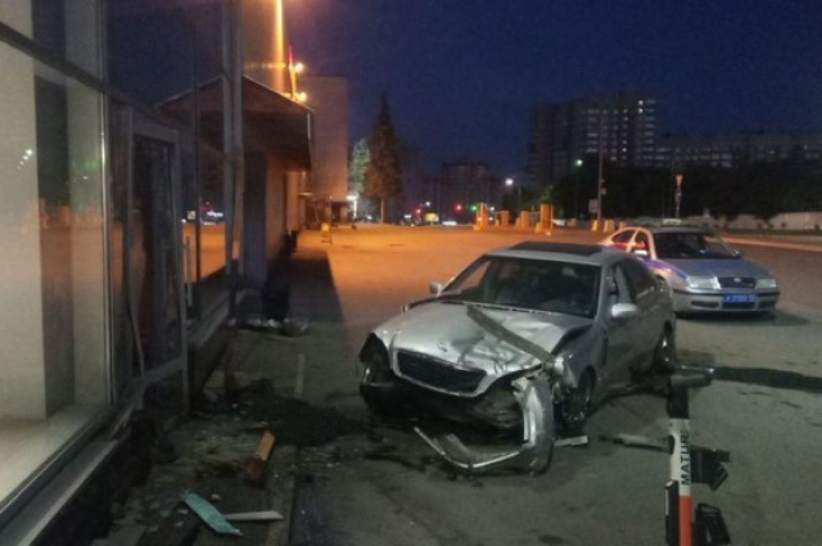 Пьяный водитель Mercedes-Benz в Уфе врезался в дом на улице Комсомольской |  АиФ Уфа