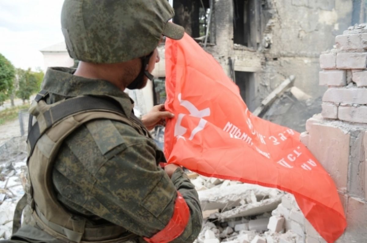Жительница украинского поселка передала Знамя Победы российским солдатам