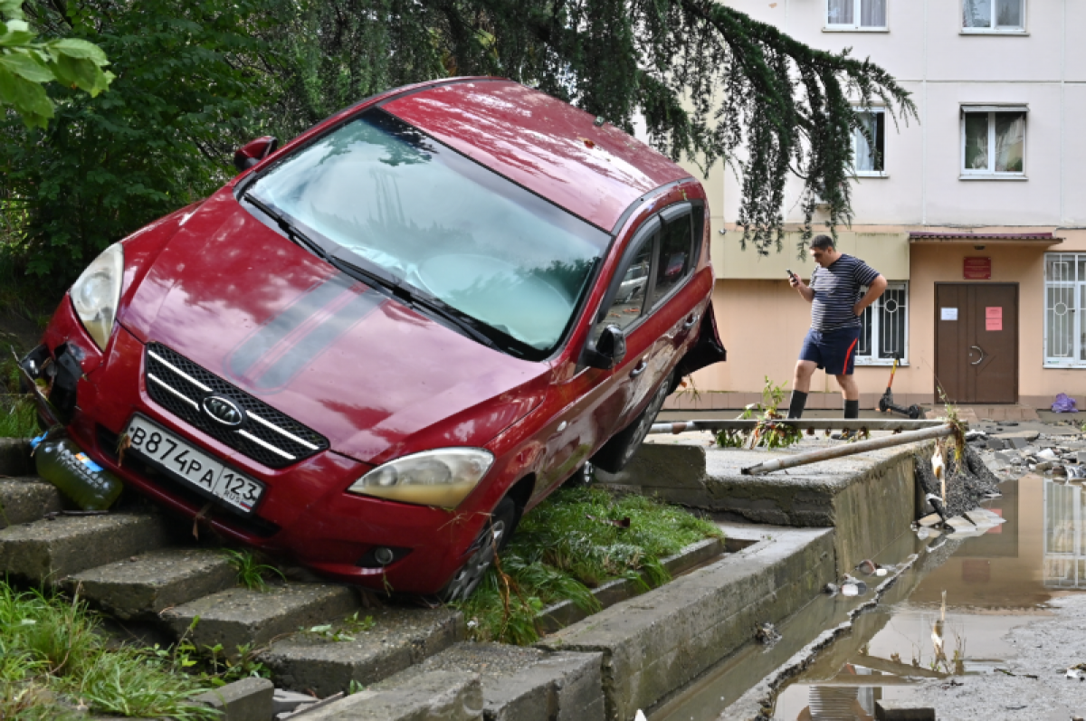 В МЧС заявили о стабилизации обстановки в Сочи после проливных дождей
