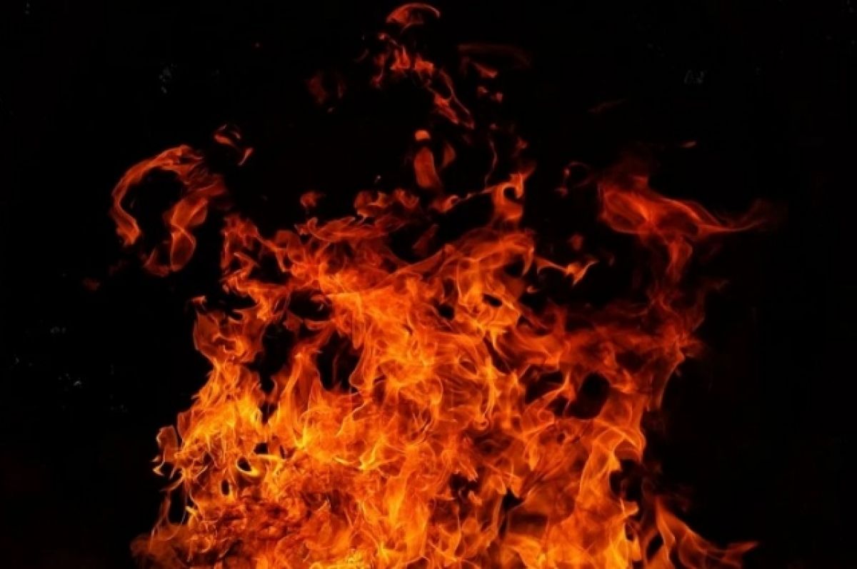В Донецке произошел крупный пожар из-за возгорания покрышек