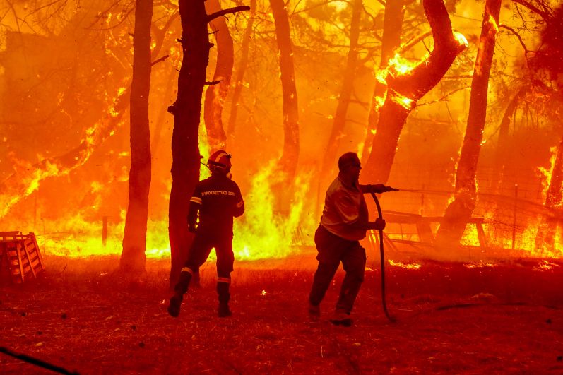 Тушение лесного пожара на острове Лебос в Греции